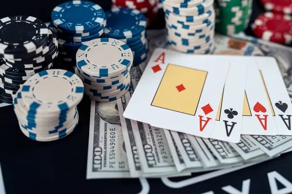 Ikan Hoki live blackjack table with dealer and players